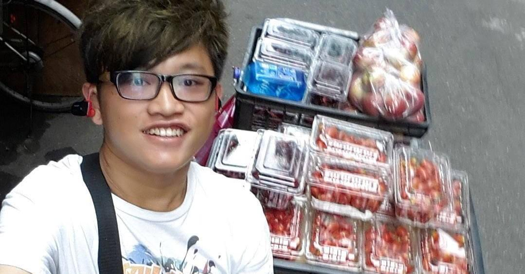 被騙光45萬積蓄！29歲身障男「徒步20公里賣水果」大汗淋漓　樂觀喊「靠自己最實在」不向命運低頭