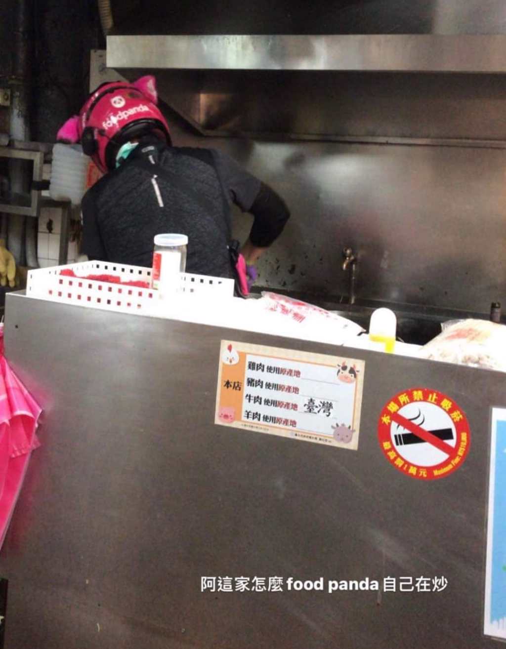 等太久乾脆自己煮？他驚見「外送員正在炒菜」　內行人曝內幕「自己炒自己送更快」：其實很常見