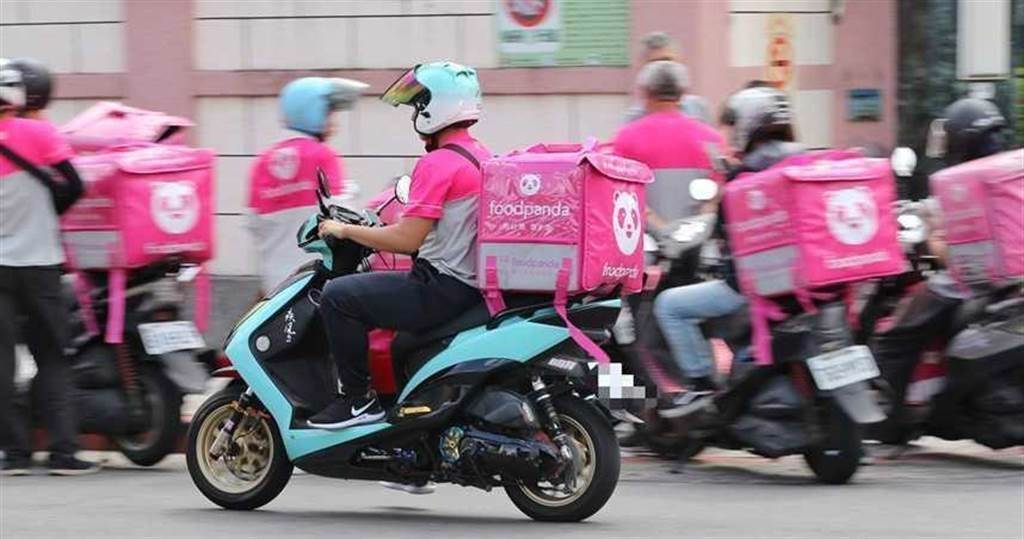 等太久乾脆自己煮？他驚見「外送員正在炒菜」　內行人曝內幕「自己炒自己送更快」：其實很常見