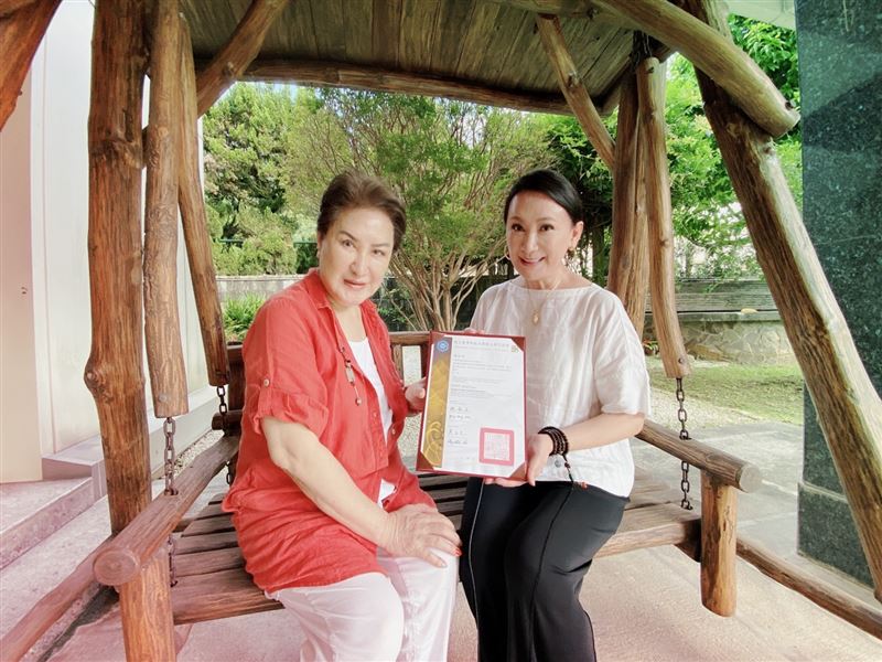 感動萬分！陳亞蘭「台師大碩士畢業」獲傑出學生肯定　求學「一口氣接2部大戲」連恩師都讚：好不容易