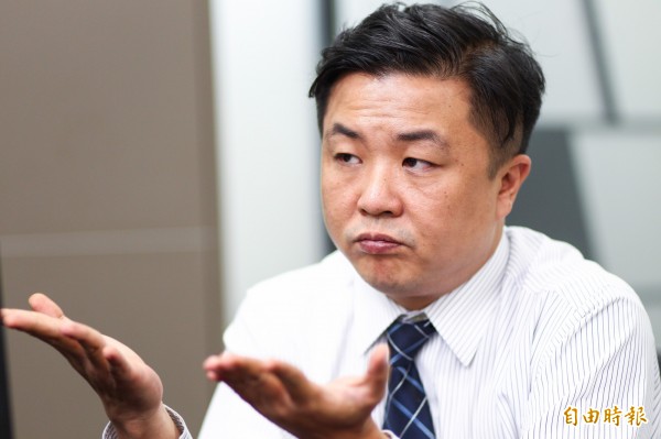 我兒以前很乖！「現在LINE封鎖我、過年不回家」母控律師帶壞兒　「他回一封信反擊」搖頭：請先反省自己