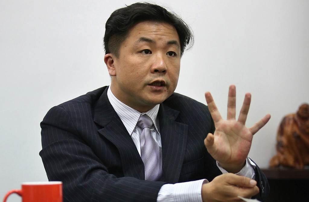 我兒以前很乖！「現在LINE封鎖我、過年不回家」母控律師帶壞兒　「他回一封信反擊」搖頭：請先反省自己