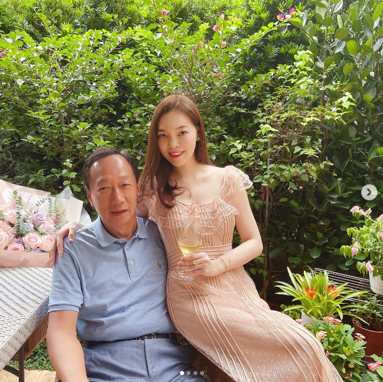 7歲小女兒曝光！曾馨瑩住10億古堡「曬逆天長腿」打小白球　「愛女俏皮陪打」萌翻網：跟郭董長一模一樣