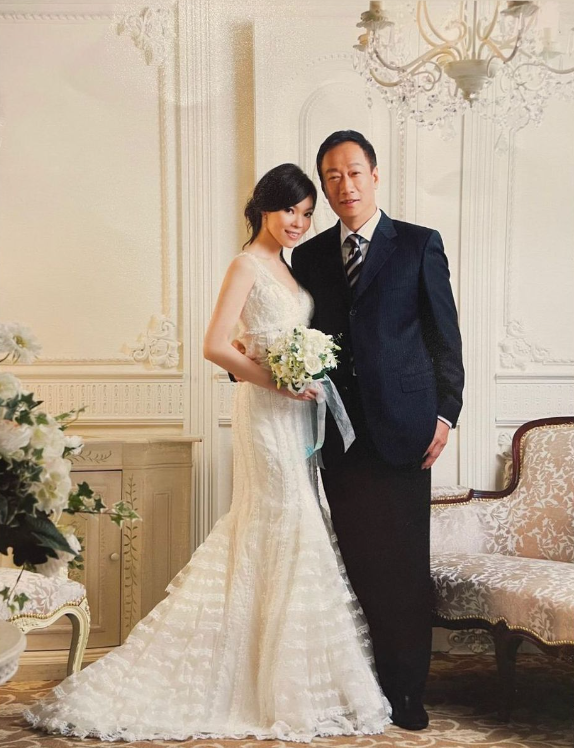 7歲小女兒曝光！曾馨瑩住10億古堡「曬逆天長腿」打小白球　「愛女俏皮陪打」萌翻網：跟郭董長一模一樣