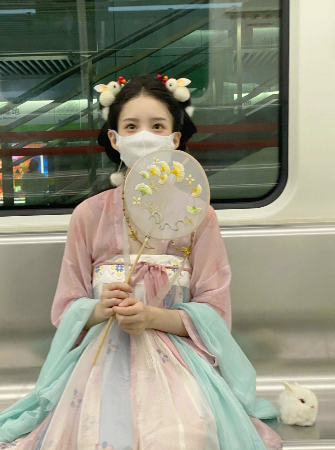 把春天穿在身上！地鐵上出現「口罩漢服女孩」粉嫩色系超萌　口罩下「甜甜笑容電翻」穿旗袍也超Q