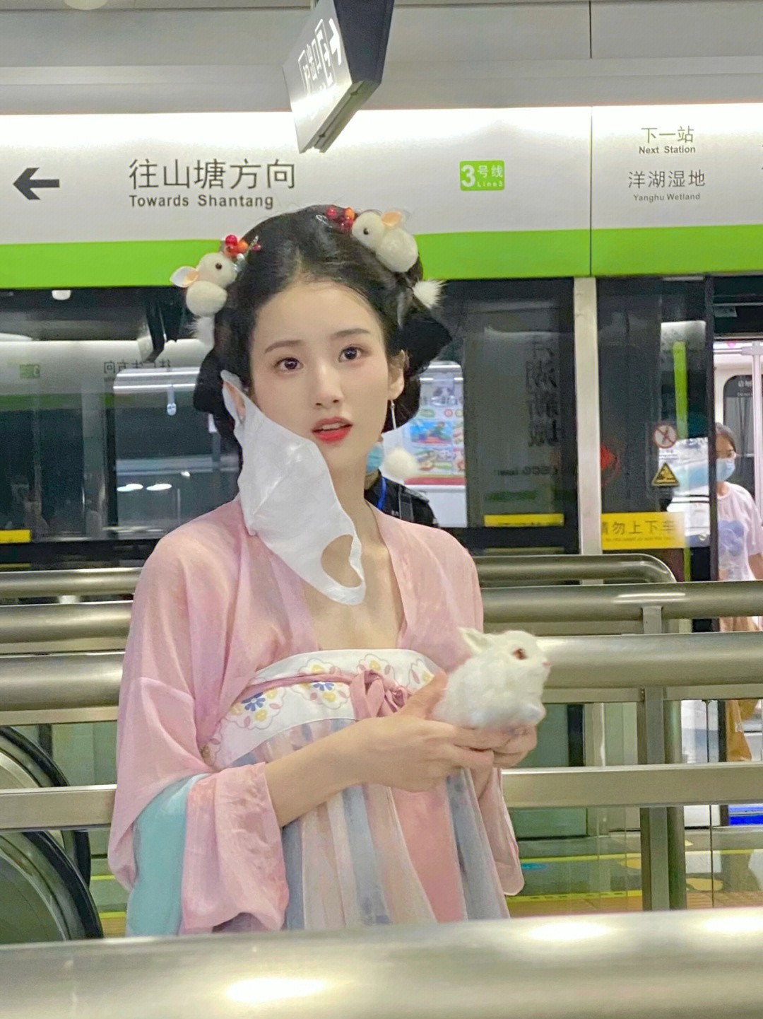 把春天穿在身上！地鐵上出現「口罩漢服女孩」粉嫩色系超萌　口罩下「甜甜笑容電翻」穿旗袍也超Q
