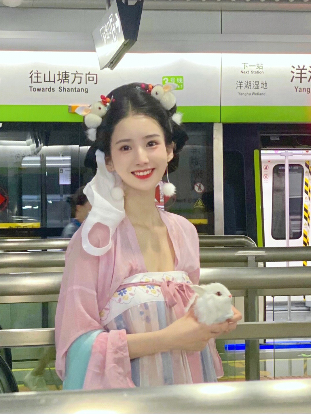 把春天穿在身上！地鐵上出現「口罩漢服女孩」粉嫩色系超萌　口罩下「甜甜笑容電翻」穿旗袍也超Q