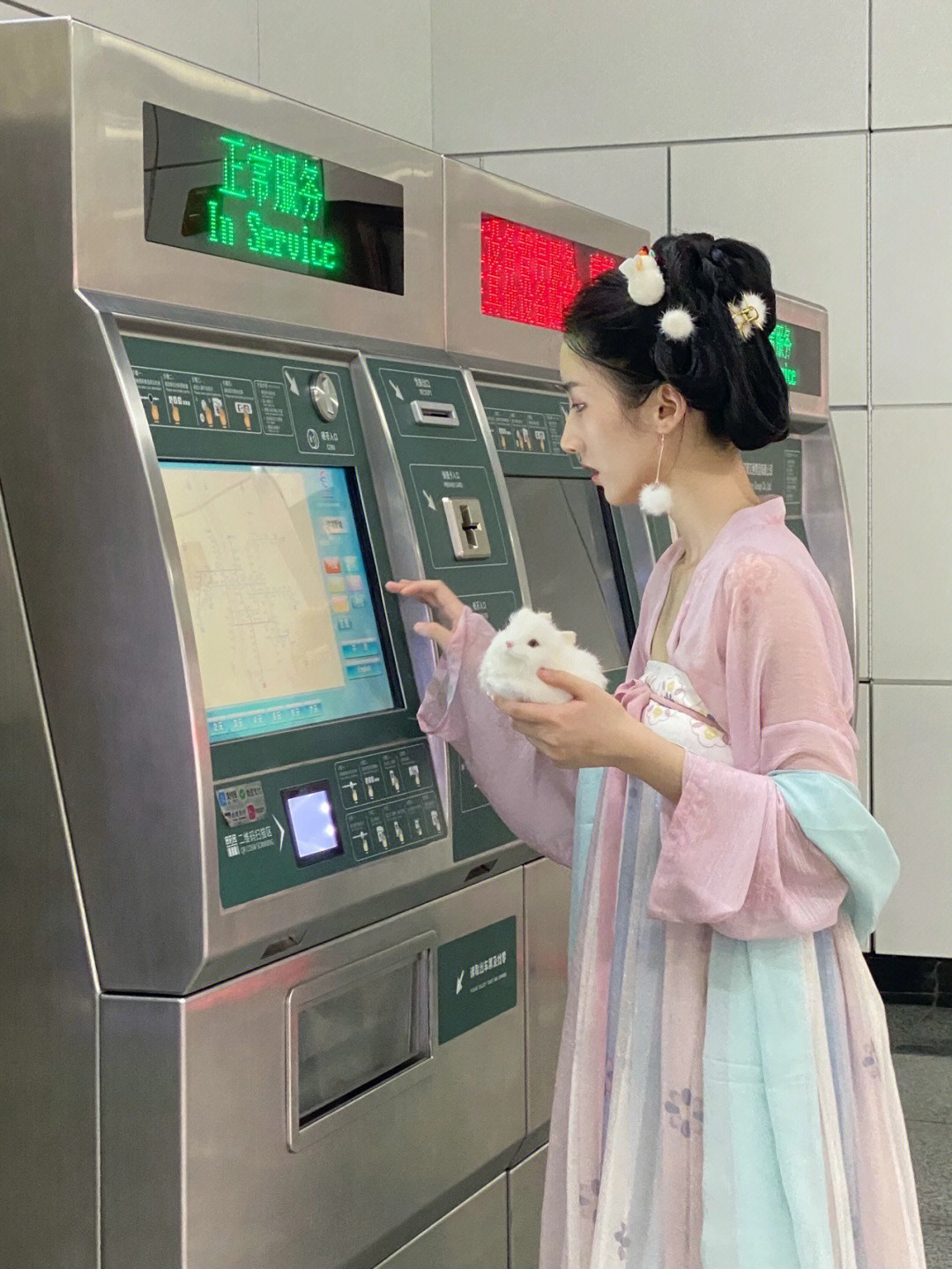 把春天穿在身上！地鐵上出現「口罩漢服女孩」粉嫩色系超萌　口罩下「甜甜笑容電翻」穿旗袍也超Q