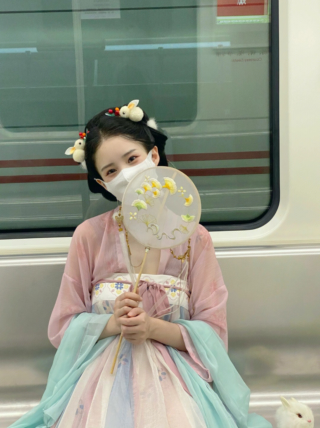 把春天穿在身上！地鐵上出現「口罩漢服女孩」粉嫩色系超萌　口罩下「甜甜笑容電翻」穿旗袍也超Q