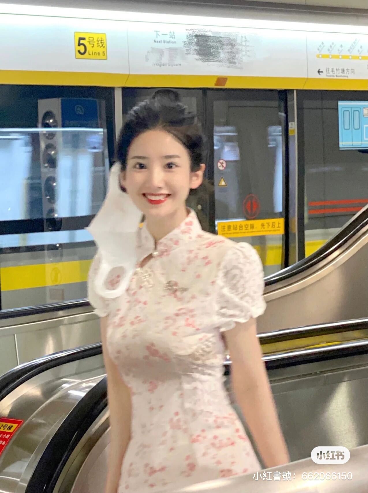 把春天穿在身上！地鐵上出現「口罩漢服女孩」粉嫩色系超萌　口罩下「甜甜笑容電翻」穿旗袍也超Q
