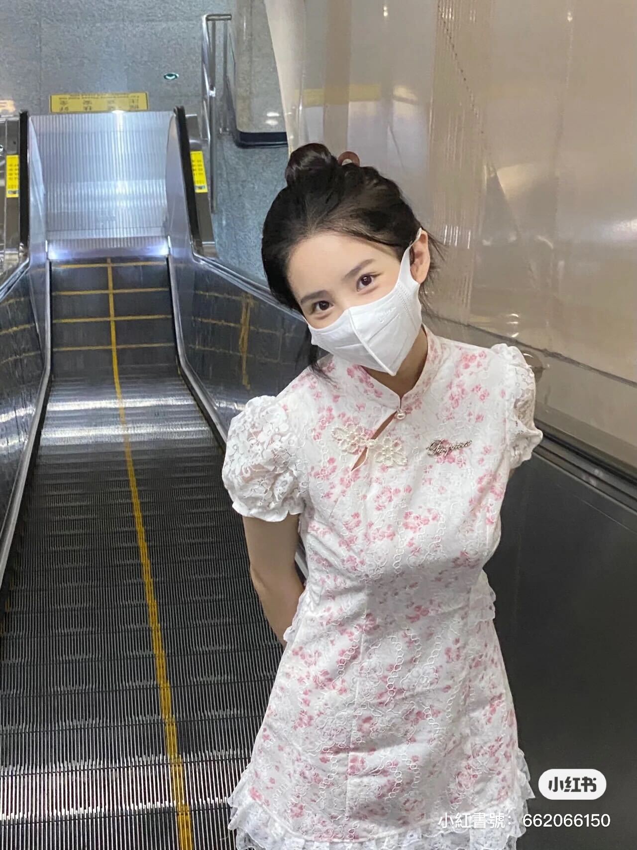 把春天穿在身上！地鐵上出現「口罩漢服女孩」粉嫩色系超萌　口罩下「甜甜笑容電翻」穿旗袍也超Q