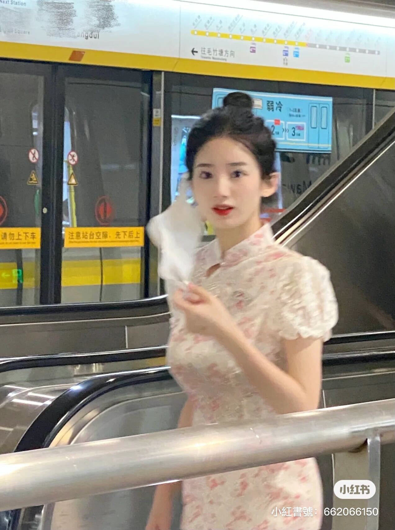把春天穿在身上！地鐵上出現「口罩漢服女孩」粉嫩色系超萌　口罩下「甜甜笑容電翻」穿旗袍也超Q