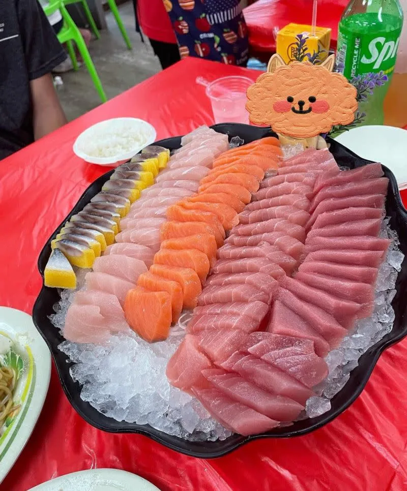 一片只要5元！超厚「爆量平價生魚片」CP值超高　點最大份量「端上桌像滿漢大餐」飽到天靈蓋