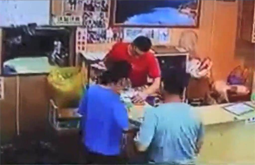 7名男女駕BMW聚餐！消費3700元搶著買單　「櫃檯前僵持不下」結局讓老闆娘錯愕