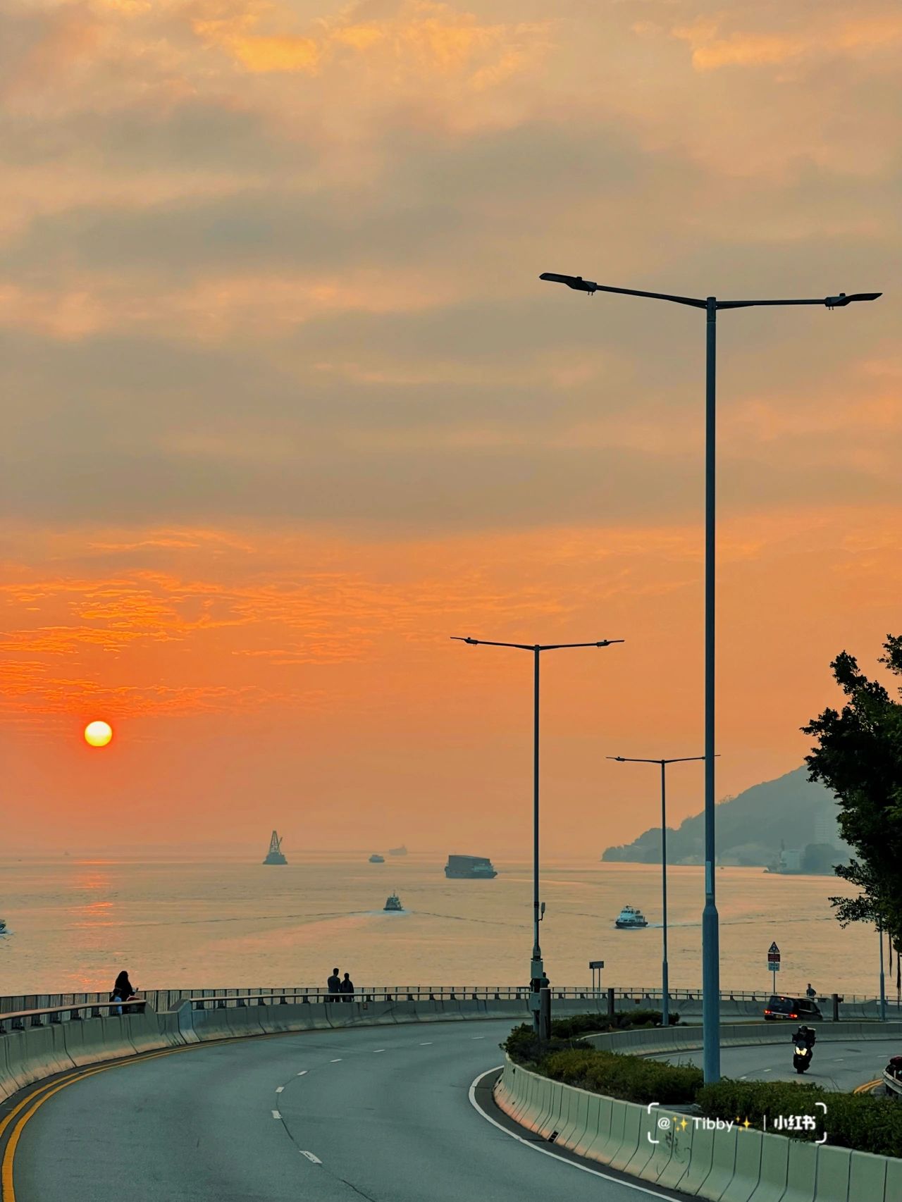 開車兜風看夕陽!全長52km「超唯美海邊公路」欣賞金黃落日 搖下車窗「遠望絕美山巒海景」美如畫❤️