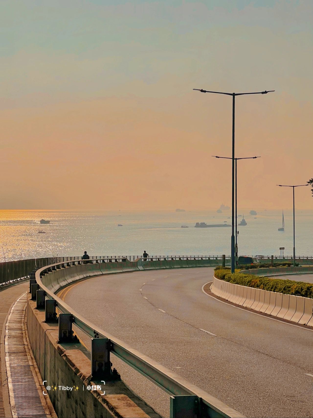 開車兜風看夕陽!全長52km「超唯美海邊公路」欣賞金黃落日 搖下車窗「遠望絕美山巒海景」美如畫❤️