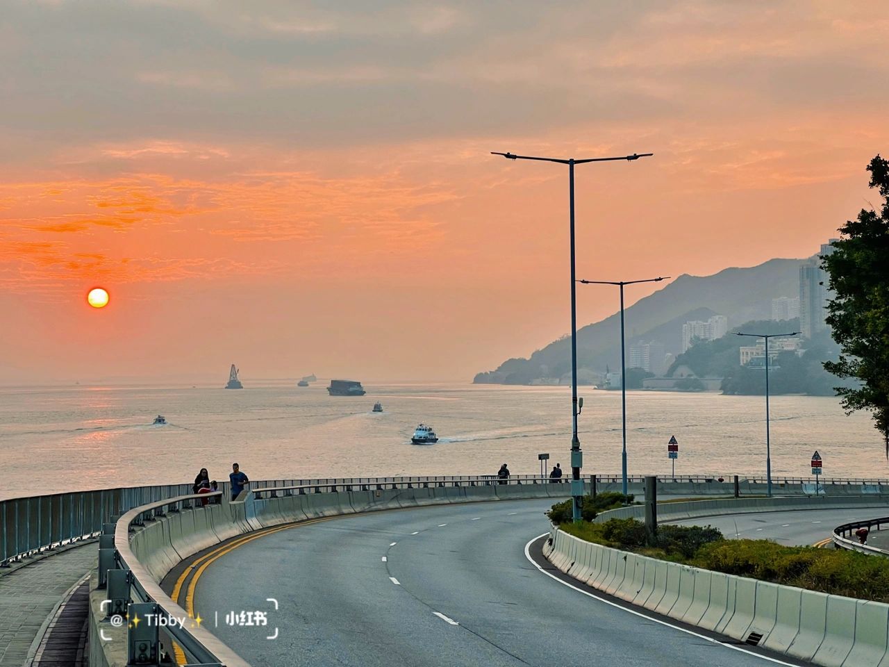 開車兜風看夕陽!全長52km「超唯美海邊公路」欣賞金黃落日 搖下車窗「遠望絕美山巒海景」美如畫❤️