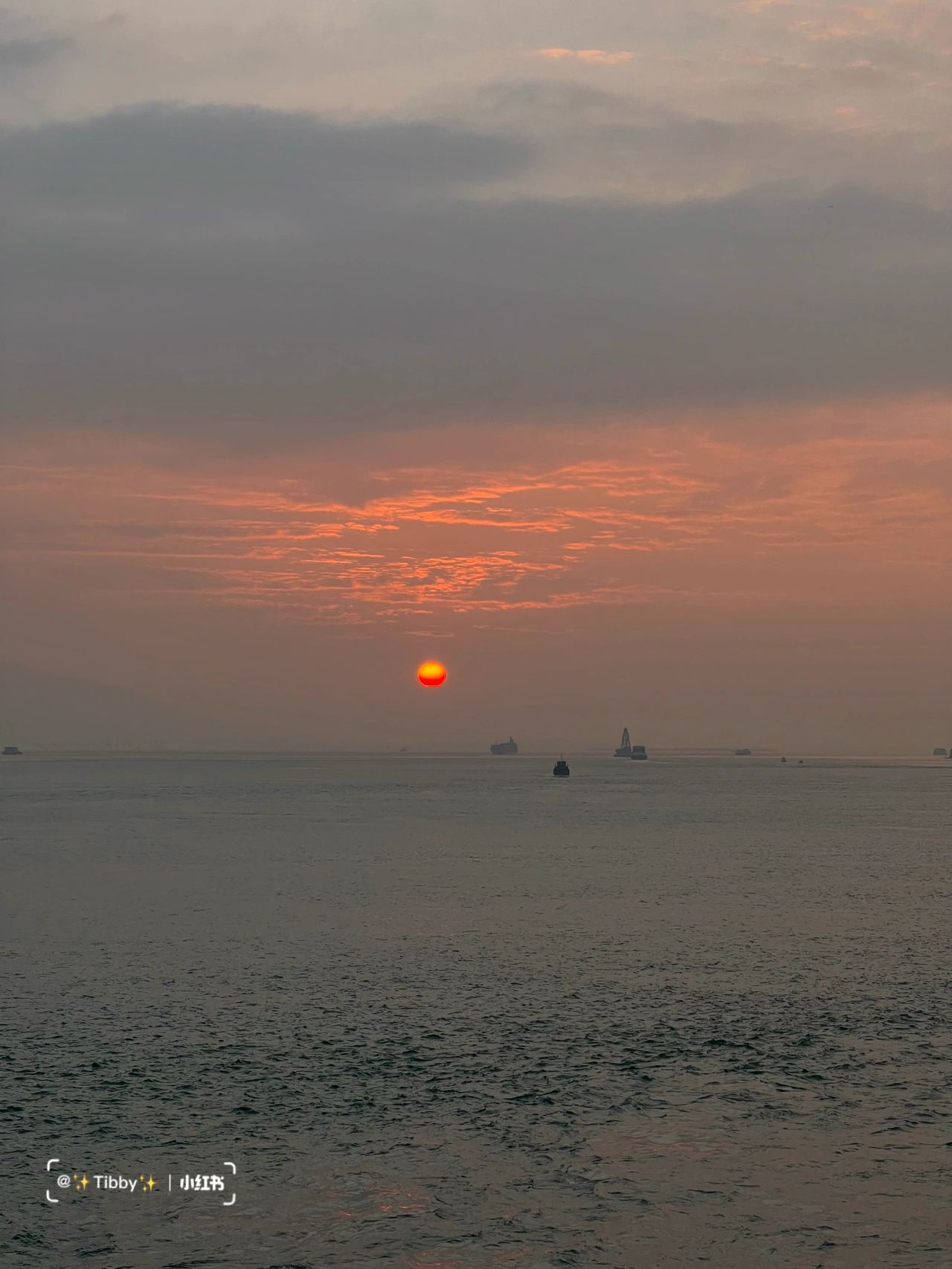 開車兜風看夕陽!全長52km「超唯美海邊公路」欣賞金黃落日 搖下車窗「遠望絕美山巒海景」美如畫❤️