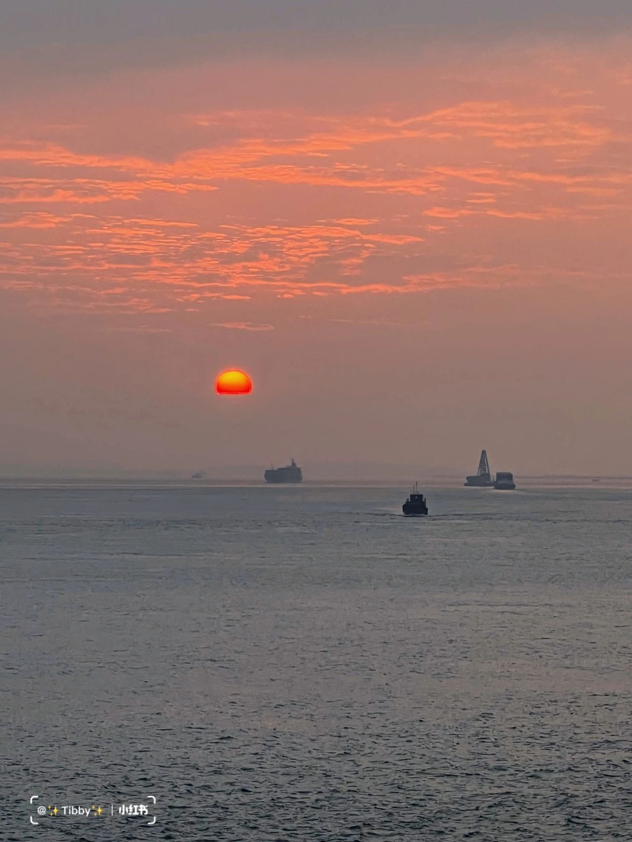 開車兜風看夕陽!全長52km「超唯美海邊公路」欣賞金黃落日 搖下車窗「遠望絕美山巒海景」美如畫❤️