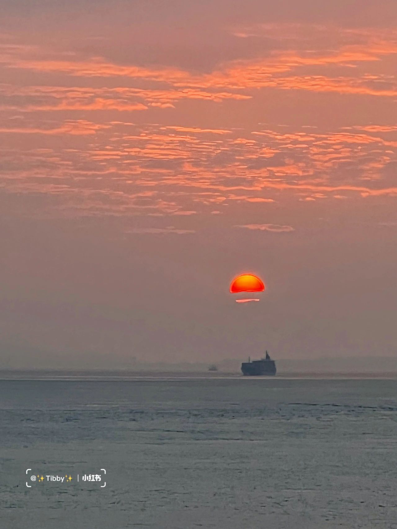 開車兜風看夕陽!全長52km「超唯美海邊公路」欣賞金黃落日 搖下車窗「遠望絕美山巒海景」美如畫❤️