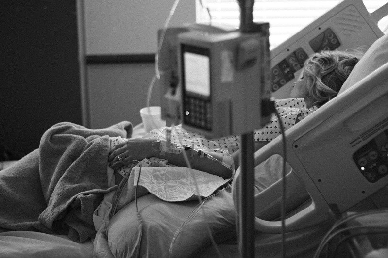 放手是最好告別！83歲老婦「自主斷食求善終」女兒忍淚成全　「最後深情告白曝光」笑著闔上眼：我很滿足了