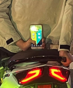 女友剛學會騎車！後座男「反握手機大秀4個字」要大家小心　放大一看「滿滿的求生欲」後方來車笑噴