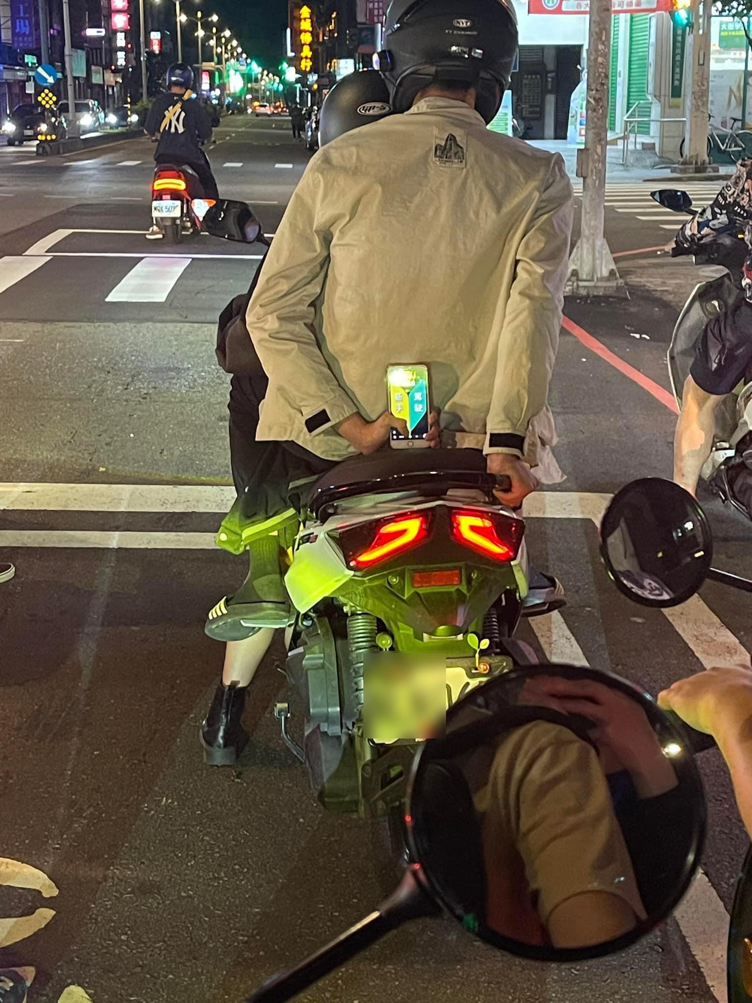 女友剛學會騎車！後座男「反握手機大秀4個字」要大家小心　放大一看「滿滿的求生欲」後方來車笑噴
