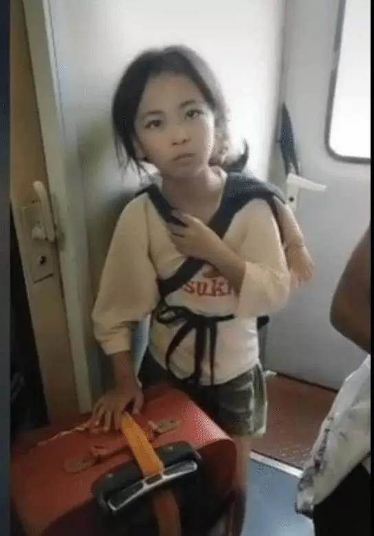 7歲小女孩背弟弟「坐30個小時火車」！手扶行李箱瘦弱身形惹人疼　抬頭「微笑」暖全網：傾國傾城 