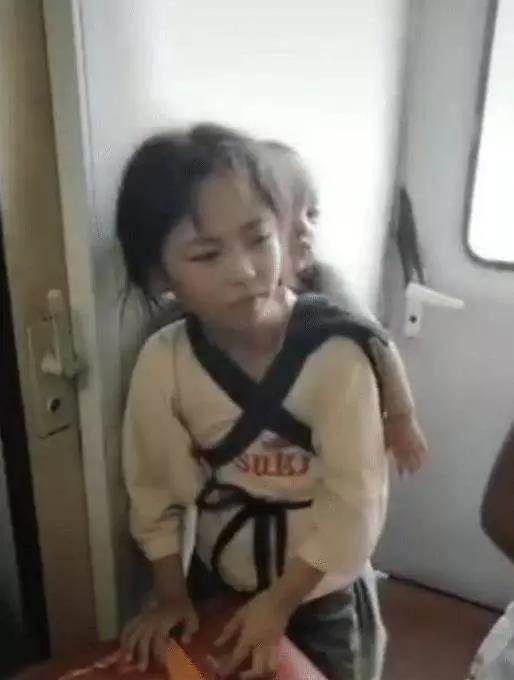 7歲小女孩背弟弟「坐30個小時火車」！手扶行李箱瘦弱身形惹人疼　抬頭「微笑」暖全網：傾國傾城 