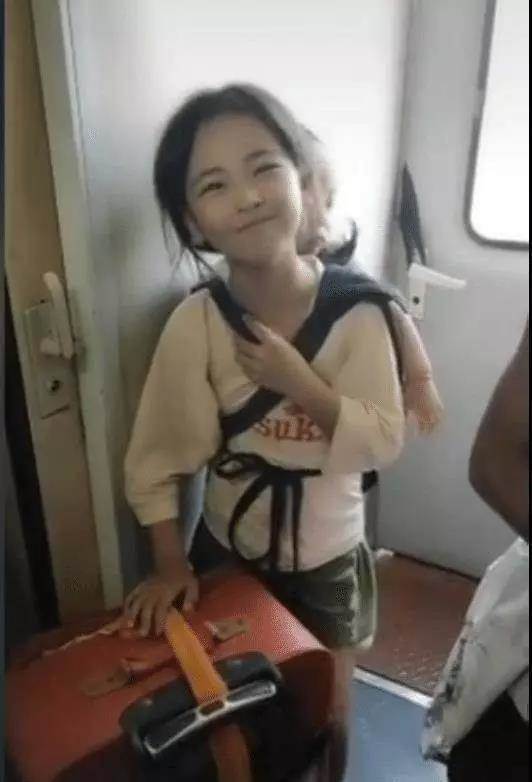 7歲小女孩背弟弟「坐30個小時火車」！手扶行李箱瘦弱身形惹人疼　抬頭「微笑」暖全網：傾國傾城 