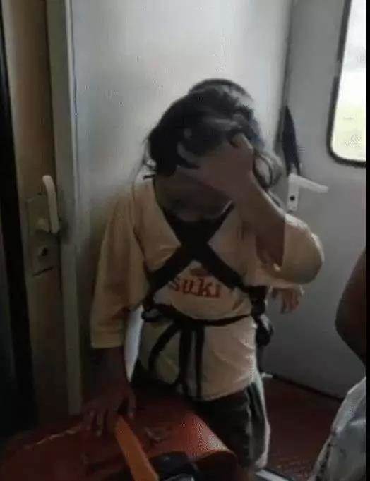 7歲小女孩背弟弟「坐30個小時火車」！手扶行李箱瘦弱身形惹人疼　抬頭「微笑」暖全網：傾國傾城 