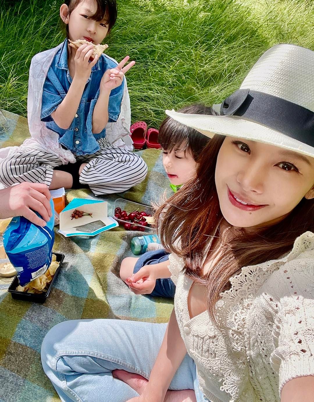 4歲兒不受控！艾莉絲兒「好奇翻別人購物籃」　急道歉被阻止「陌生奶奶下秒舉動」超暖心