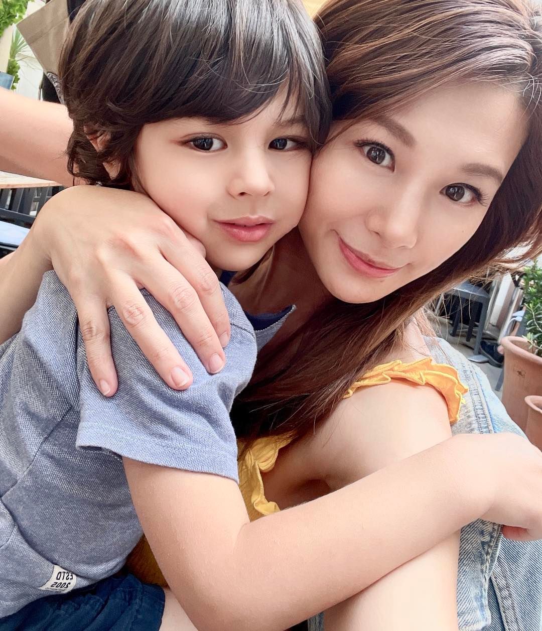 4歲兒不受控！艾莉絲兒「好奇翻別人購物籃」　急道歉被阻止「陌生奶奶下秒舉動」超暖心
