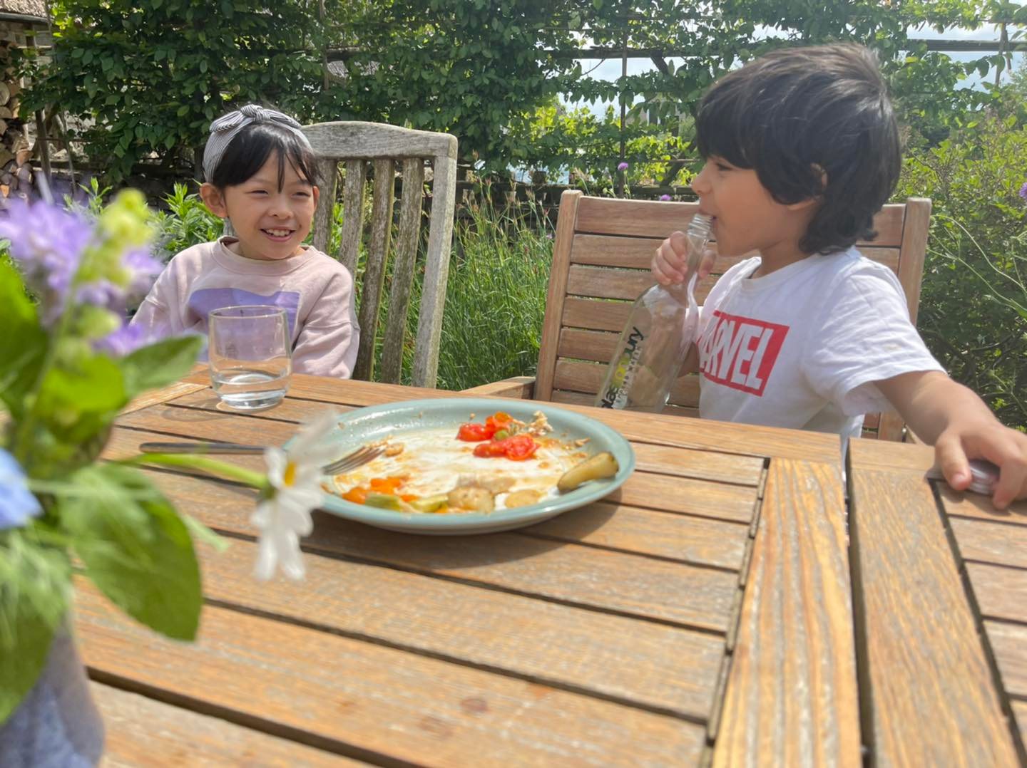 4歲兒不受控！艾莉絲兒「好奇翻別人購物籃」　急道歉被阻止「陌生奶奶下秒舉動」超暖心