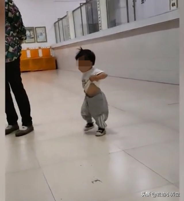 35歲母出意外離開！1歲女娃蹲在「火化大廳」懵懂看著母被送進去　「不哭也不鬧」：等媽媽出來抱我