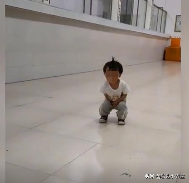 35歲母出意外離開！1歲女娃蹲在「火化大廳」懵懂看著母被送進去　「不哭也不鬧」：等媽媽出來抱我