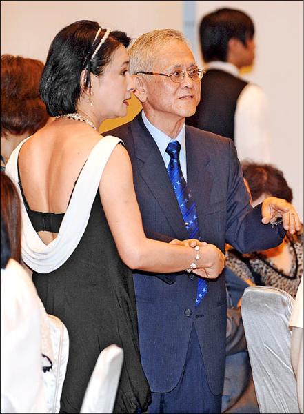 僅國小學歷！資深女星帶兩孩嫁「嫁大17歲中研院院士」　17年婚姻曝光「尪誇出淤泥而不染」