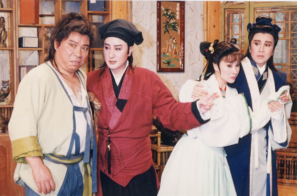 人生坎坷！歌仔戲天王「為籌養母5千醫藥費」賣身換錢　忍12年苦命婚「女兒不認媽」65歲近況曝