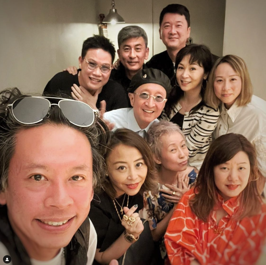 選擇自然老去！59歲「最美許仙」滿頭白髮現身聚會　「俏皮嘟嘴」笑得像小女孩：有皺紋又怎樣