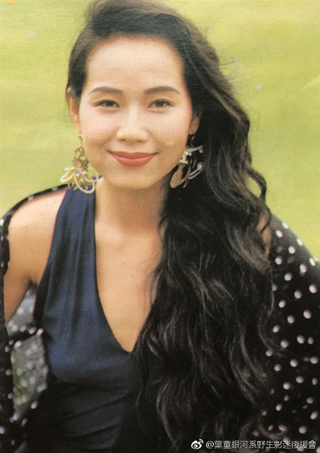 選擇自然老去！59歲「最美許仙」滿頭白髮現身聚會　「俏皮嘟嘴」笑得像小女孩：有皺紋又怎樣