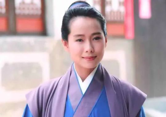 選擇自然老去！59歲「最美許仙」滿頭白髮現身聚會　「俏皮嘟嘴」笑得像小女孩：有皺紋又怎樣