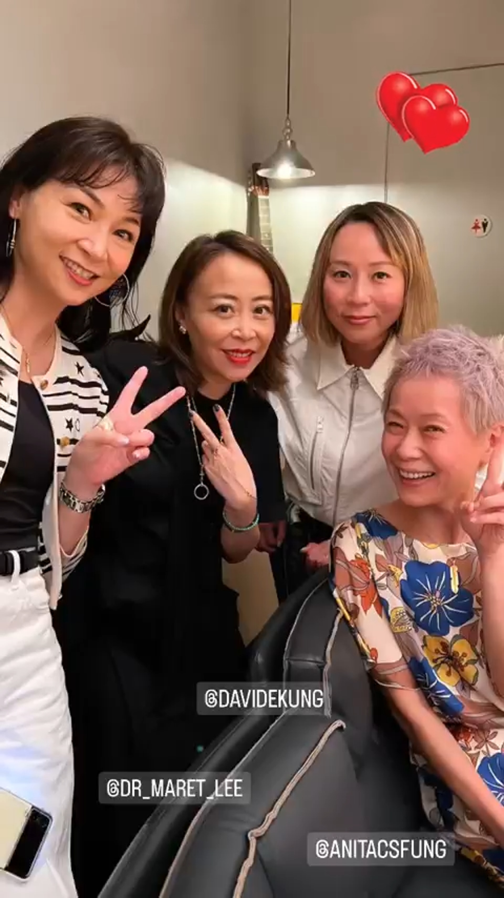 選擇自然老去！59歲「最美許仙」滿頭白髮現身聚會　「俏皮嘟嘴」笑得像小女孩：有皺紋又怎樣
