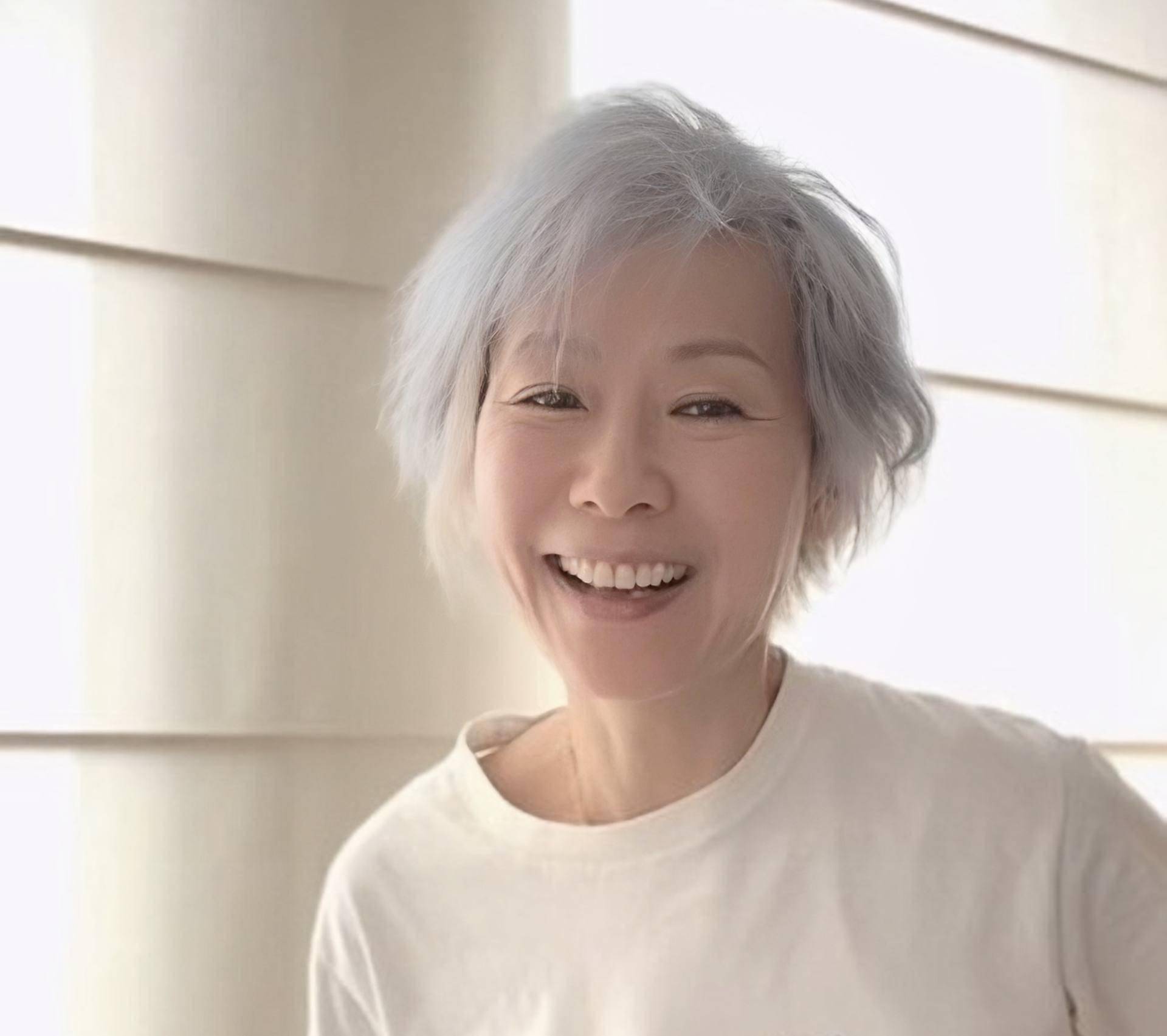 選擇自然老去！59歲「最美許仙」滿頭白髮現身聚會　「俏皮嘟嘴」笑得像小女孩：有皺紋又怎樣