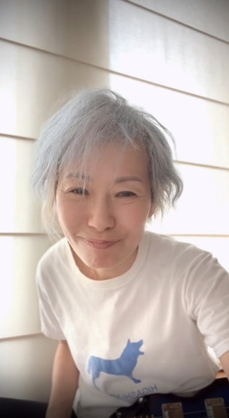 選擇自然老去！59歲「最美許仙」滿頭白髮現身聚會　「俏皮嘟嘴」笑得像小女孩：有皺紋又怎樣