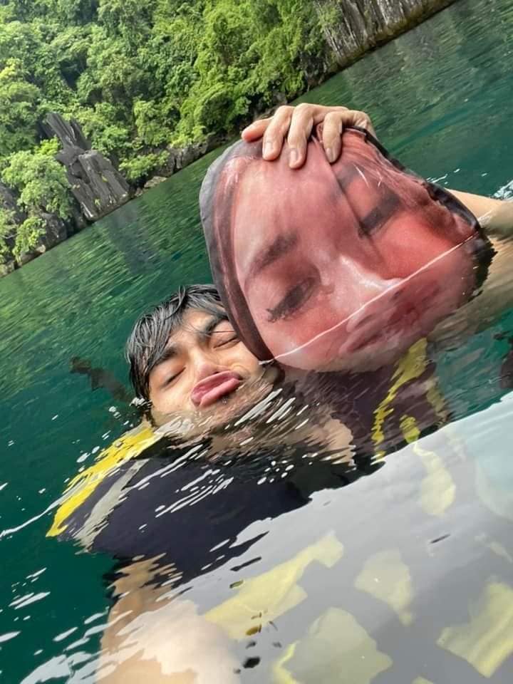 老婆旅行臨時失約！人夫「帶太太臉龐枕頭度假」超爆笑　潛水時「抱枕全副武裝陪伴」網笑：是真愛