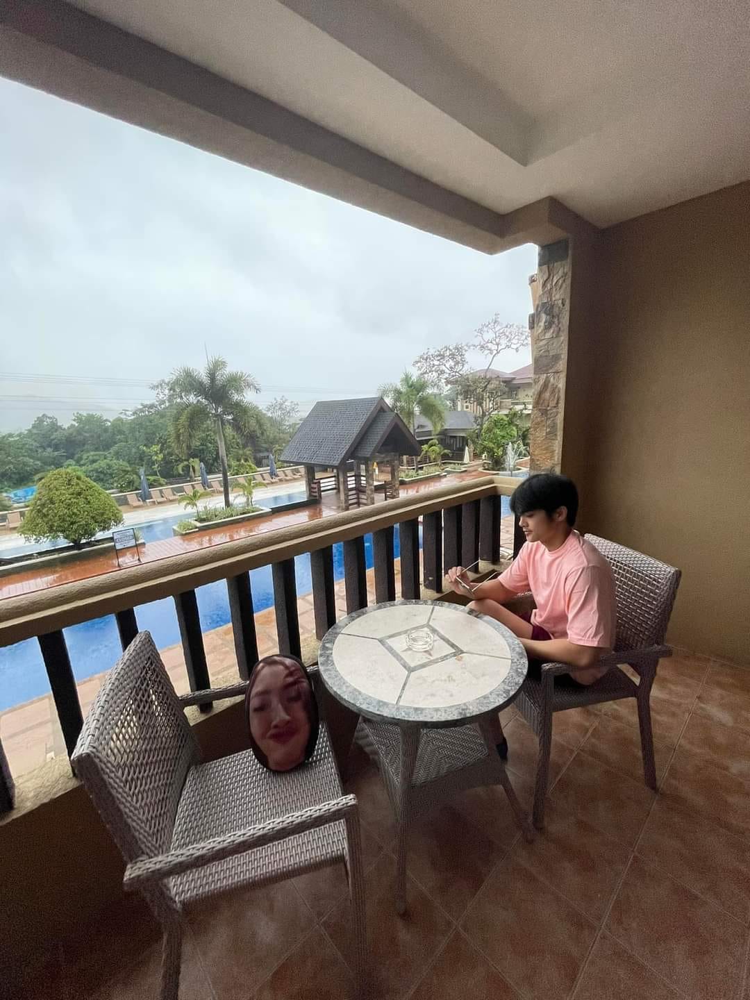 老婆旅行臨時失約！人夫「帶太太臉龐枕頭度假」超爆笑　潛水時「抱枕全副武裝陪伴」網笑：是真愛