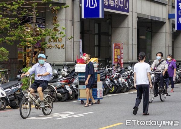 孝心爆紅！半盲國中生「替全盲母賣水果」突意識模糊　遭宣判「一輩子得躺醫院」仍堅持不拿捐款
