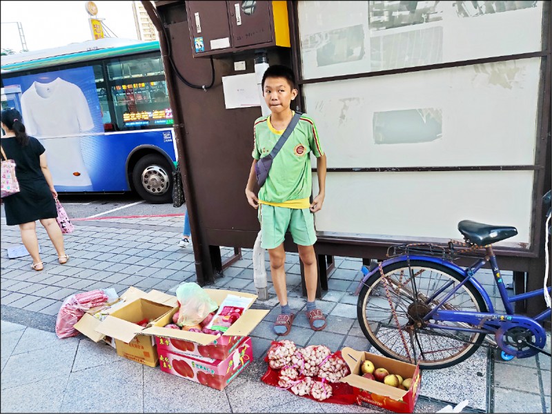 孝心爆紅！半盲國中生「替全盲母賣水果」突意識模糊　遭宣判「一輩子得躺醫院」仍堅持不拿捐款