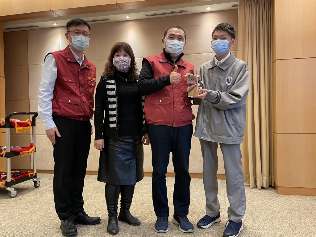 孝心爆紅！半盲國中生「替全盲母賣水果」突意識模糊　遭宣判「一輩子得躺醫院」仍堅持不拿捐款