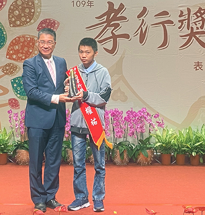 孝心爆紅！半盲國中生「替全盲母賣水果」突意識模糊　遭宣判「一輩子得躺醫院」仍堅持不拿捐款